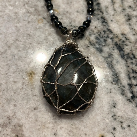 Elegant Black Stone Pendant Necklace - Picture 2 of 3